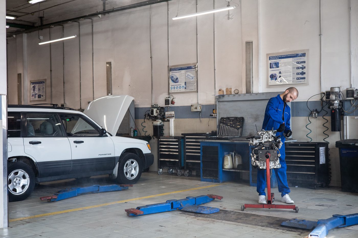 Técnico trabajando en un motor